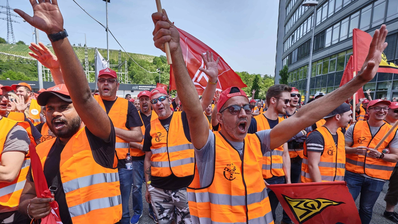 Beschäftigte demonstrieren während der Kfz-Tarifrunde 2018