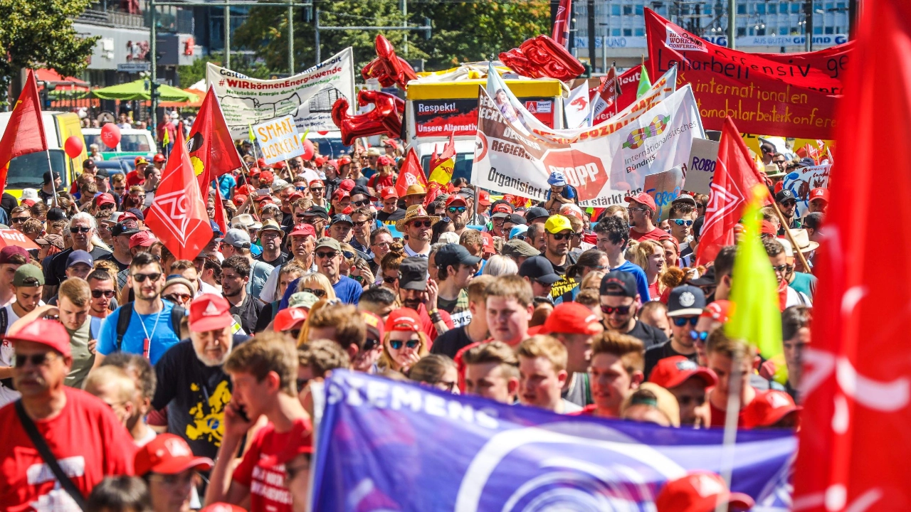 Metallerinnen und Metaller demonstrieren auf der FairWandel-Kundgebung mit verschiedenen Bannern