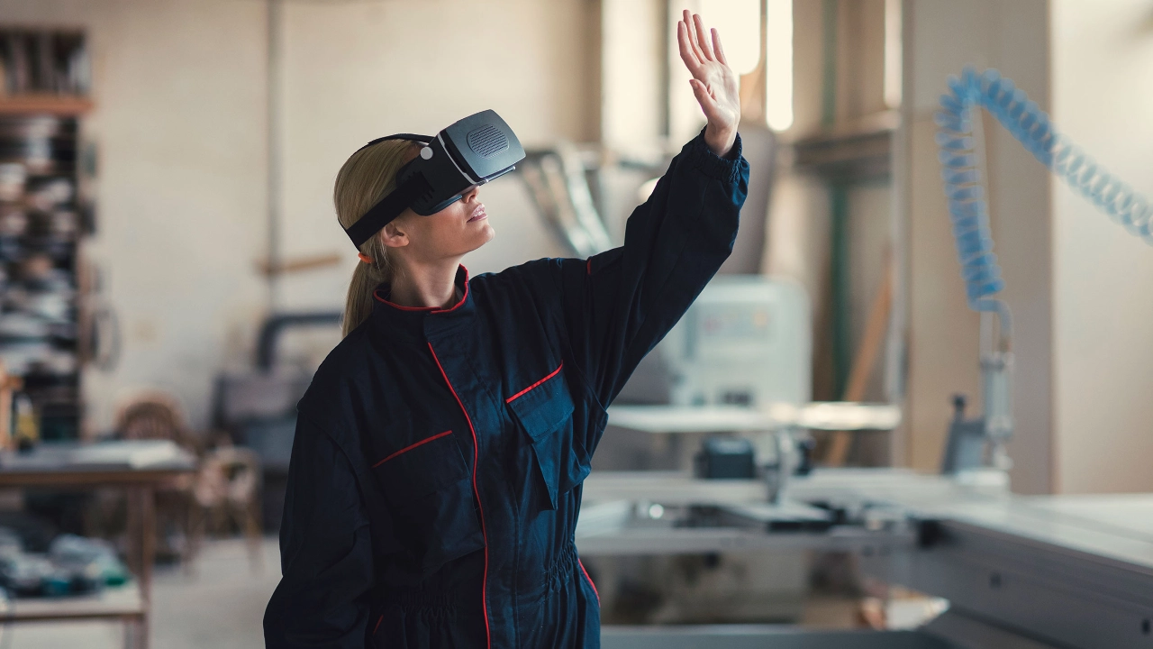 Eine Frau arbeitetet mit VR-Brille
