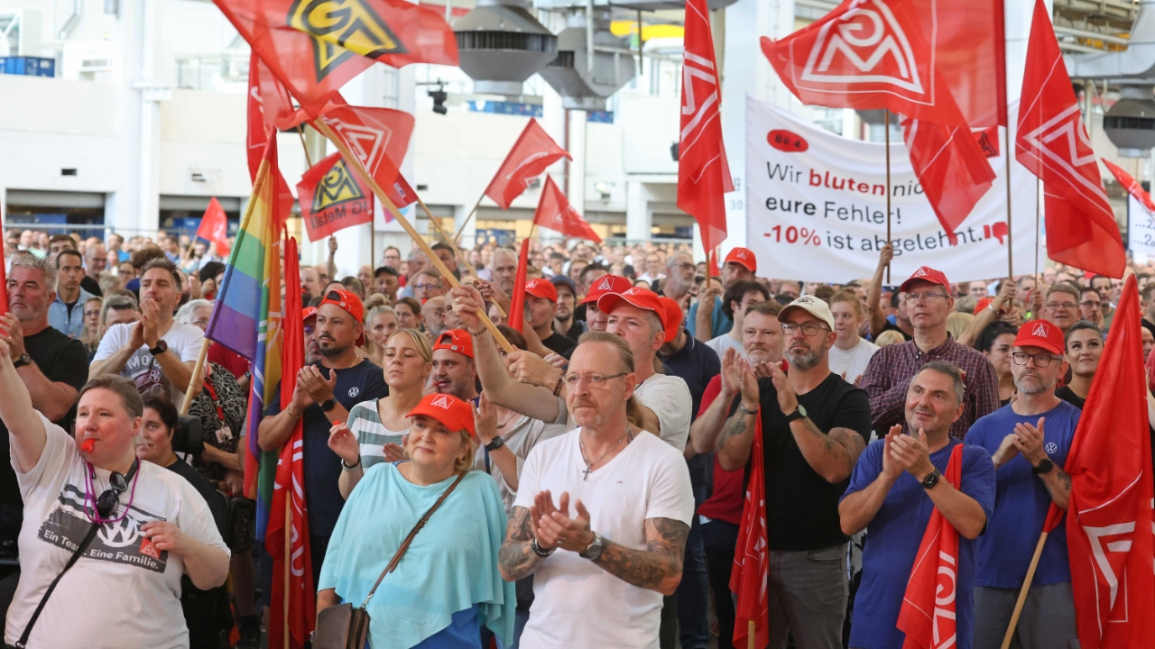 VW-Beschäftigte protestieren bei einer Betriebsversammlung gegen Sparpläne des Managements