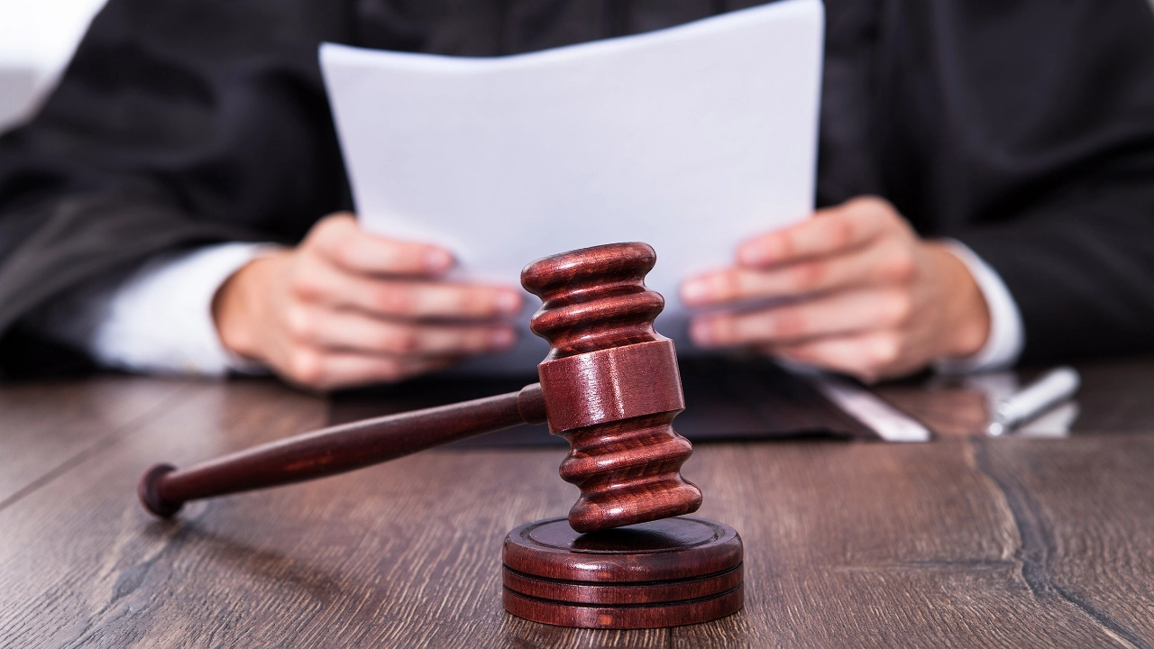 Richter hält Dokumente