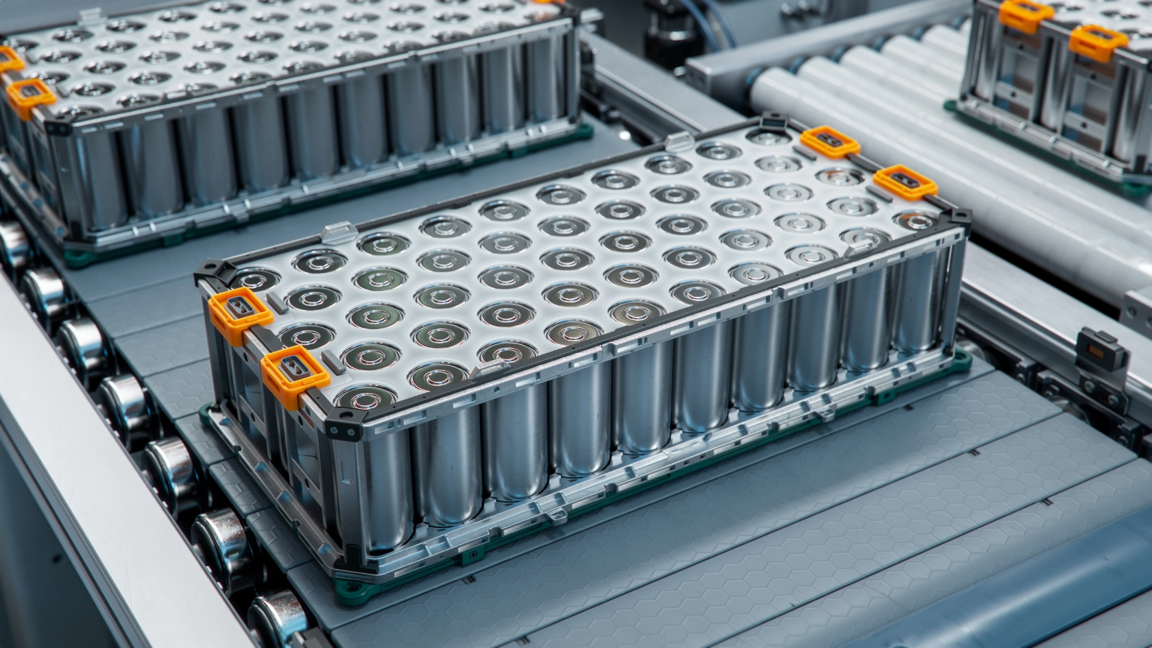 Lithium-Ionen-Hochvolt-Batteriekomponente für Elektrofahrzeuge oder Hybridfahrzeuge. Batteriemodul für die Automobilindustrie am Fließband. Batterie mit hoher Kapazität auf dem Förderband