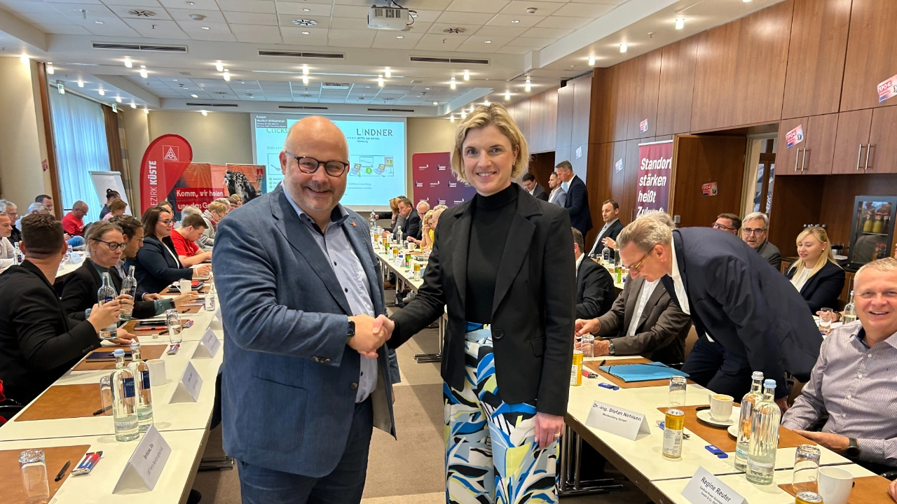 Erste Verhandlung Handshake