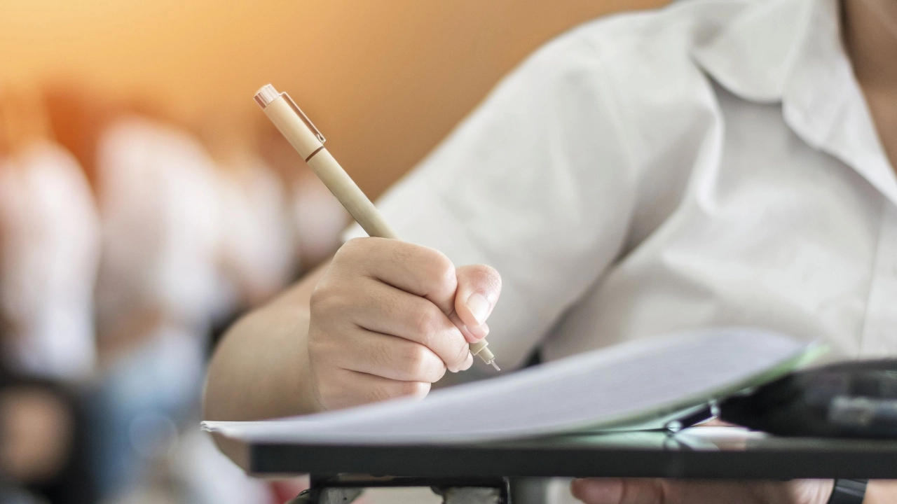 Für viele Auszubildende wird es demnächst ernst: Die Abschlussprüfungen stehen an.