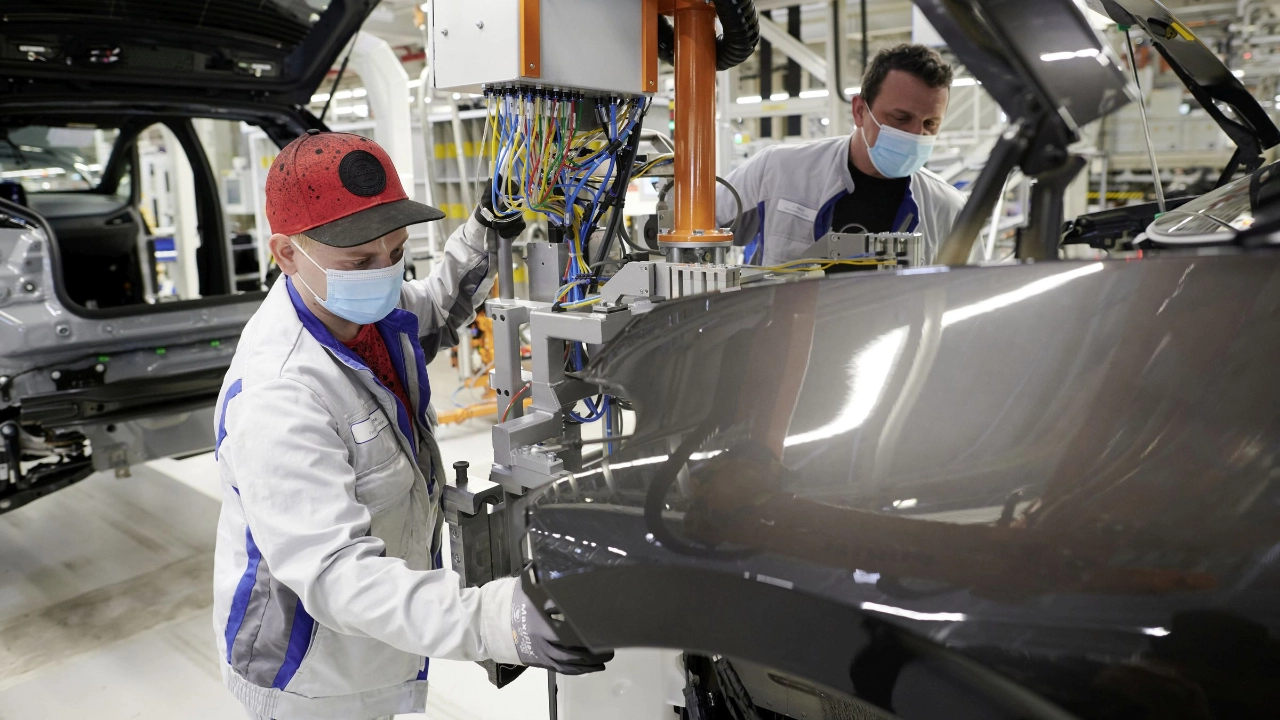 Infektionsschutz: Um sich vor dem Coronavirus zu schützen, arbeiten die Beschäftigten bei VW in Zwickau immer dann mit Maske, wenn sie Abstände nicht einhalten können.