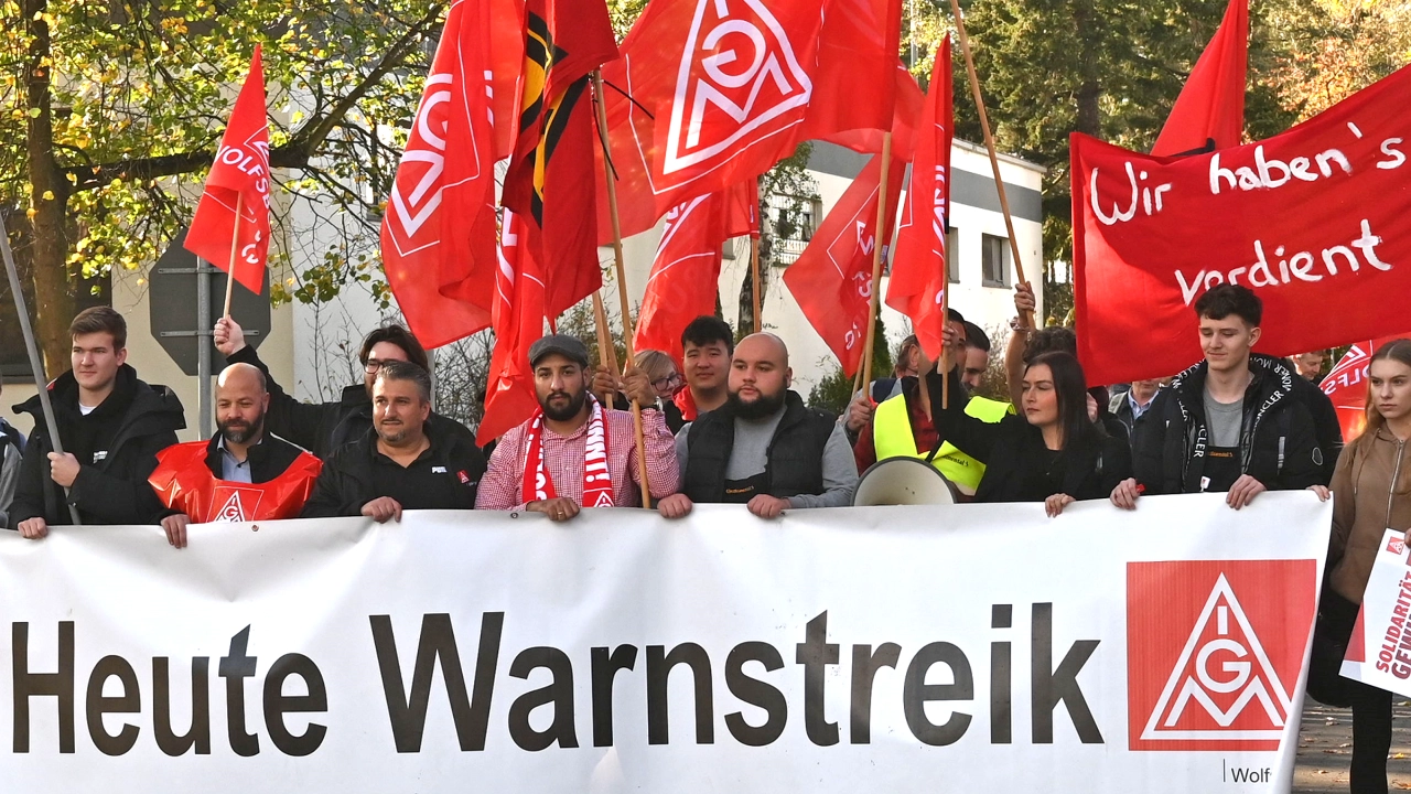 Warnstreik bei Continental in Gifhorn in der Metall-Tarifrunde Ende 2022
