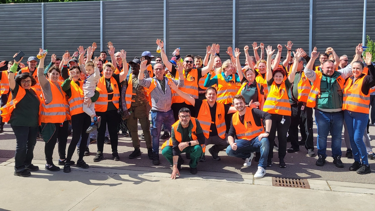 Beschäftigte beim Kontraktlogistiker Duvenbeck in Rastatt haben ihren Tarifvertrag geholt