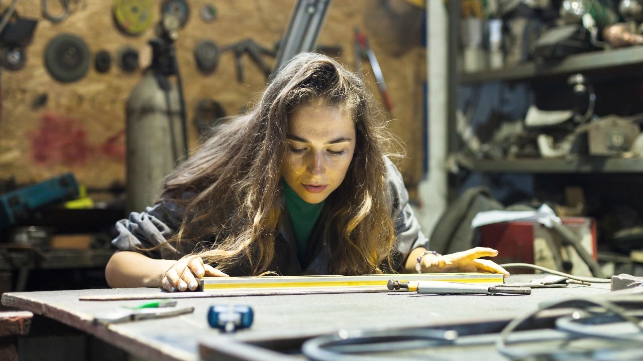 junge Frau in einer Werkstatt