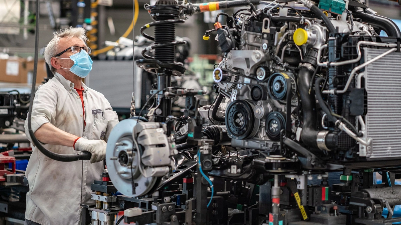 Beschäftiger von Opel mit Mundschutz in der Produktion