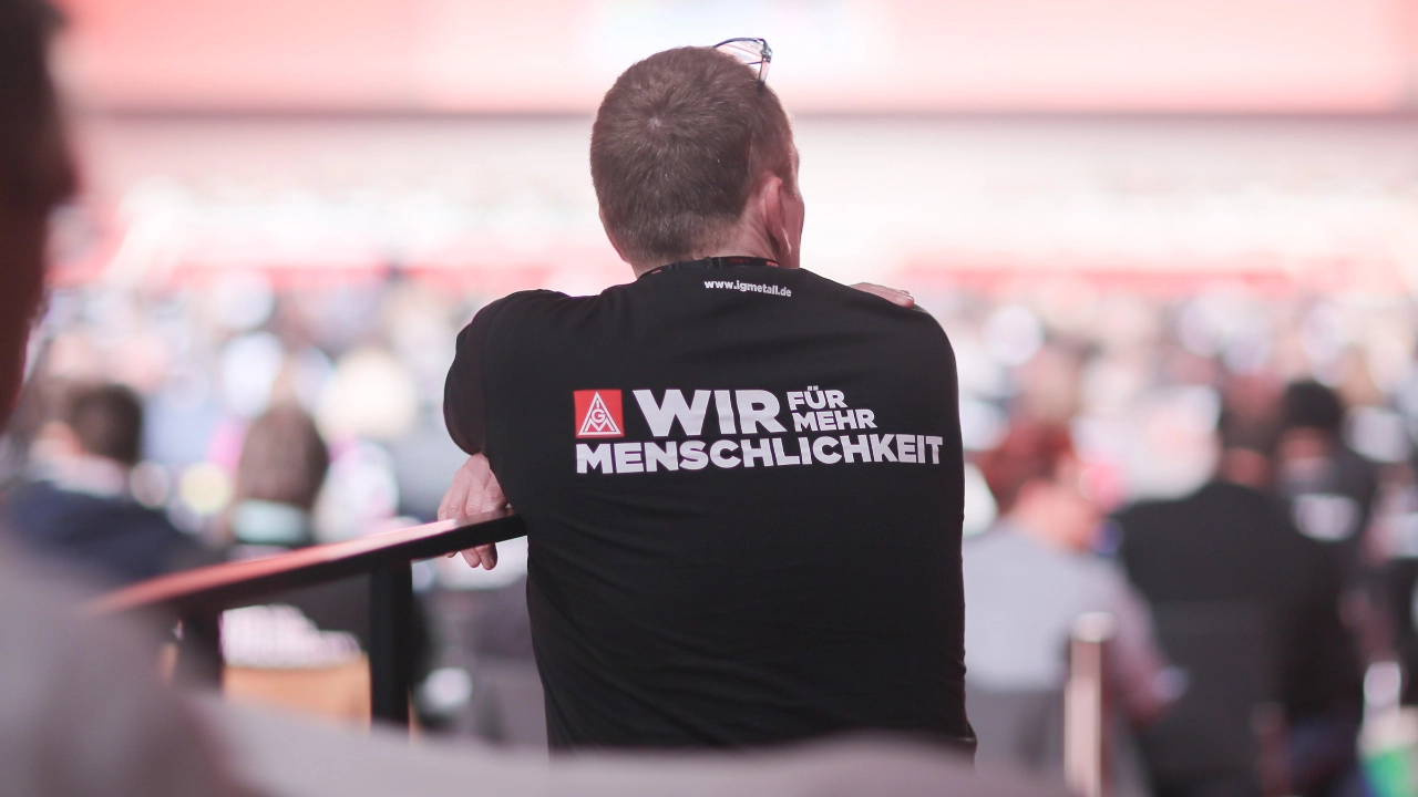 Ein Metaller trägt ein T-Shirt mit der Aufschrift "Wir für mehr Menschlichkeit".