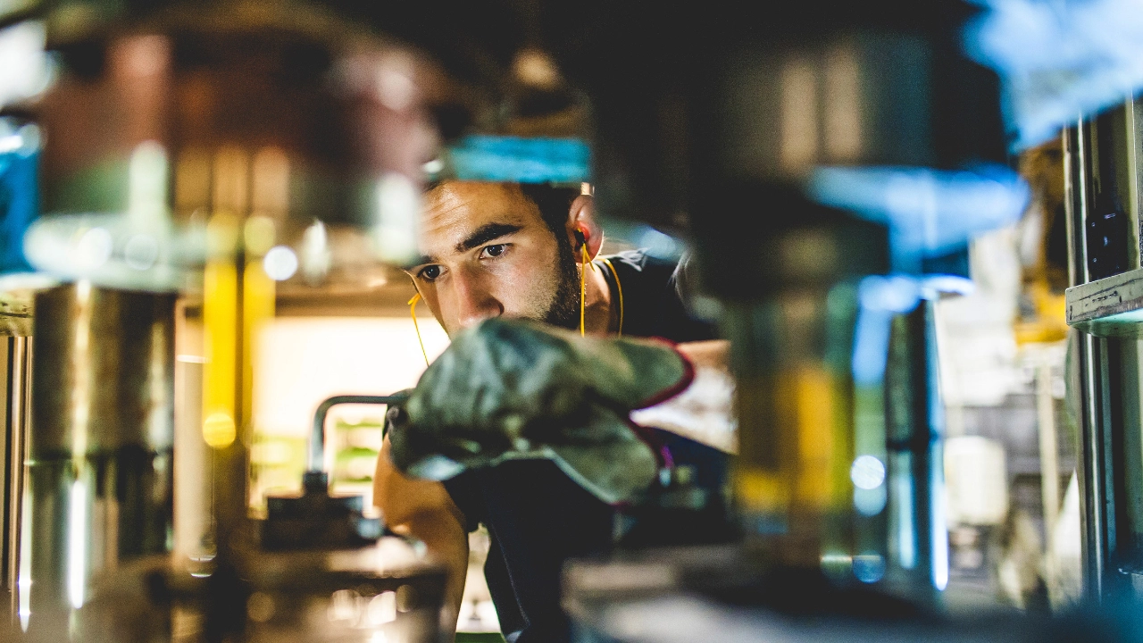 Junger Mann bei der Kaltumformung. 