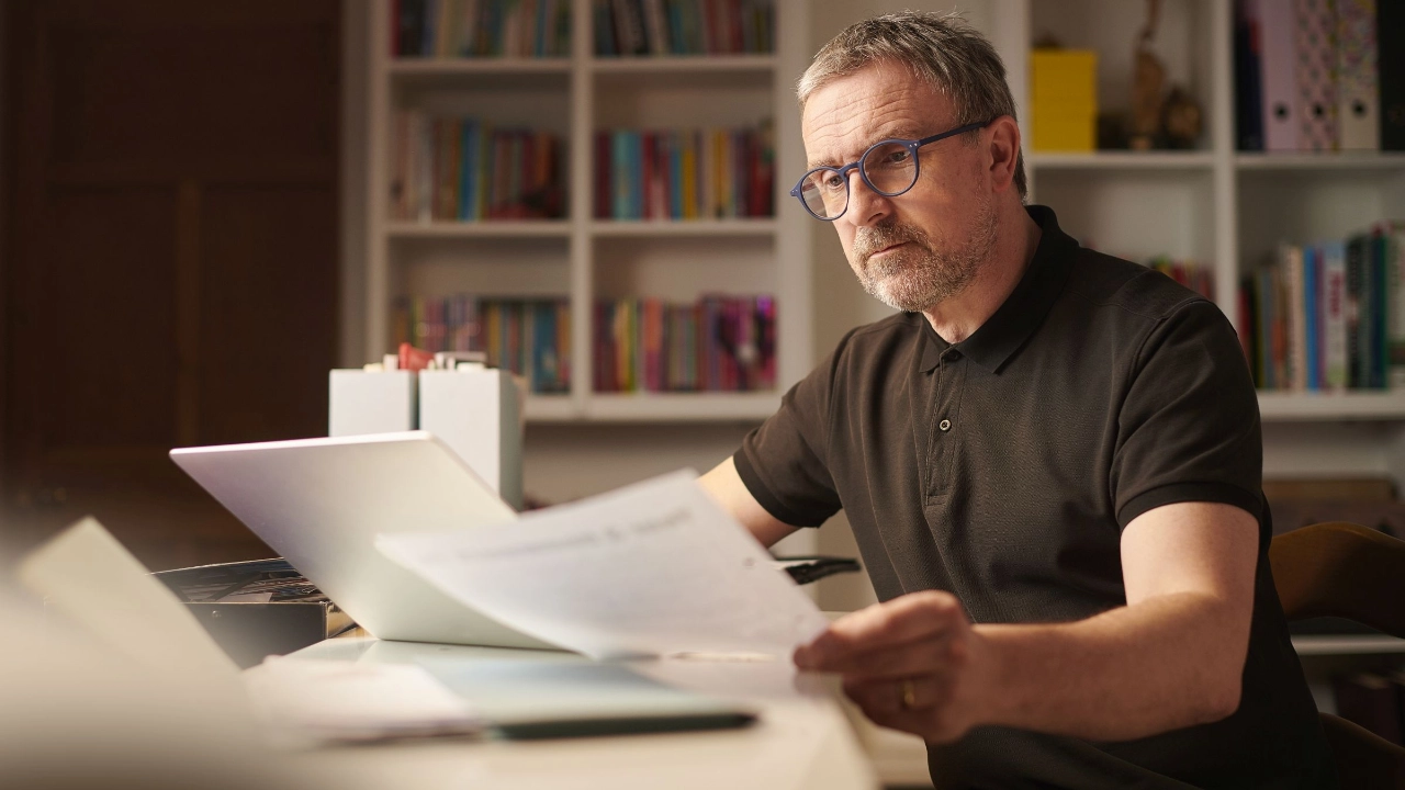 Mann arbeitet spät zuhause