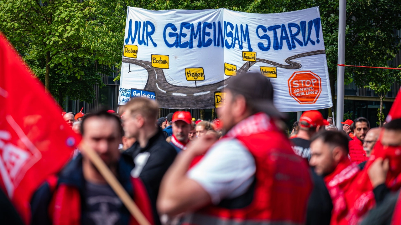 Beschäftigte von Thyssenkrupp demonstrieren in Essen am 23. Mai 2024 gegen das Vorgehen der Geschäftsführung beim geplanten Teilverkauf des Unternehmens.