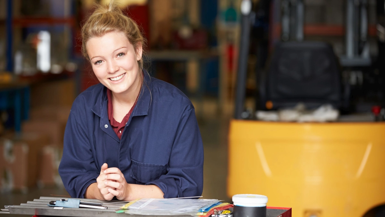 junge Auszubildende in einer Werkstatt