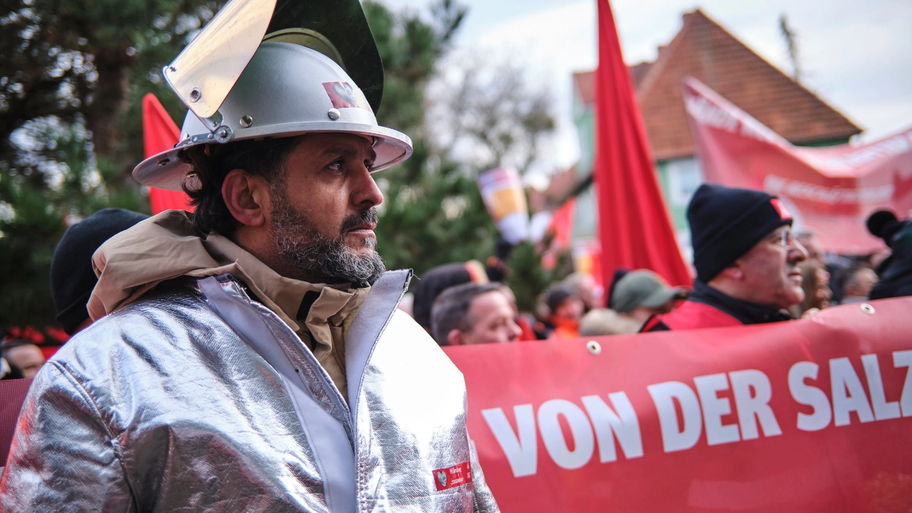 Beschäftigte demonstrieren für die Eigenständigkeit der Salzgitter AG.