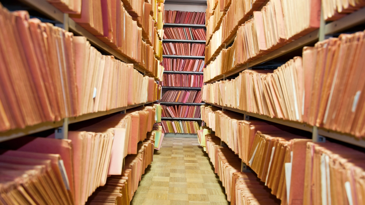 Ein großes Archiv mit vielen Gesetzbüchern und alten Urteilen