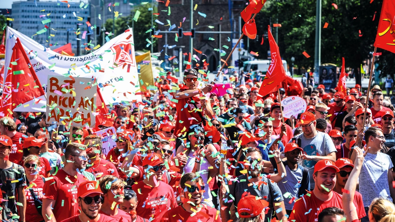 Die IG Metall Jugend demonstriert auf der FairWandel-Kundgebung für Reformen und Investitionen