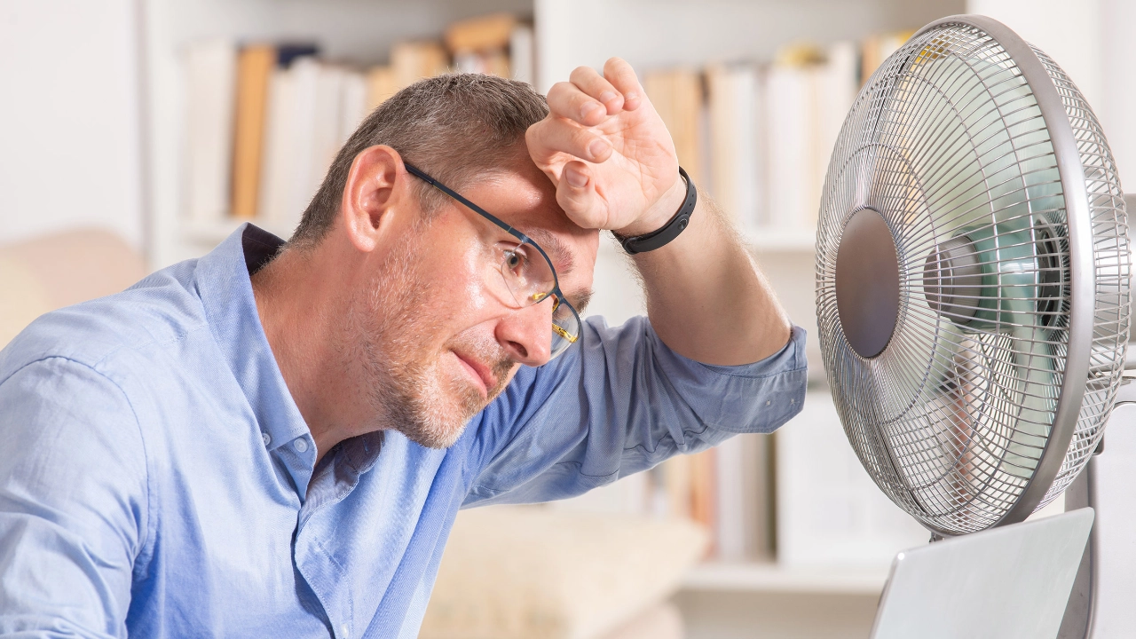 Man leidet unter Hitze im Büro