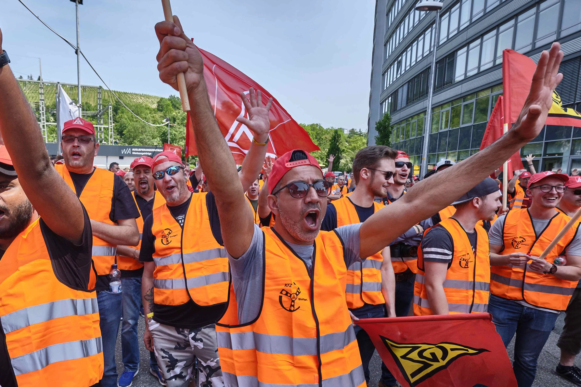 Beschäftigte demonstrieren während der Kfz-Tarifrunde 2018