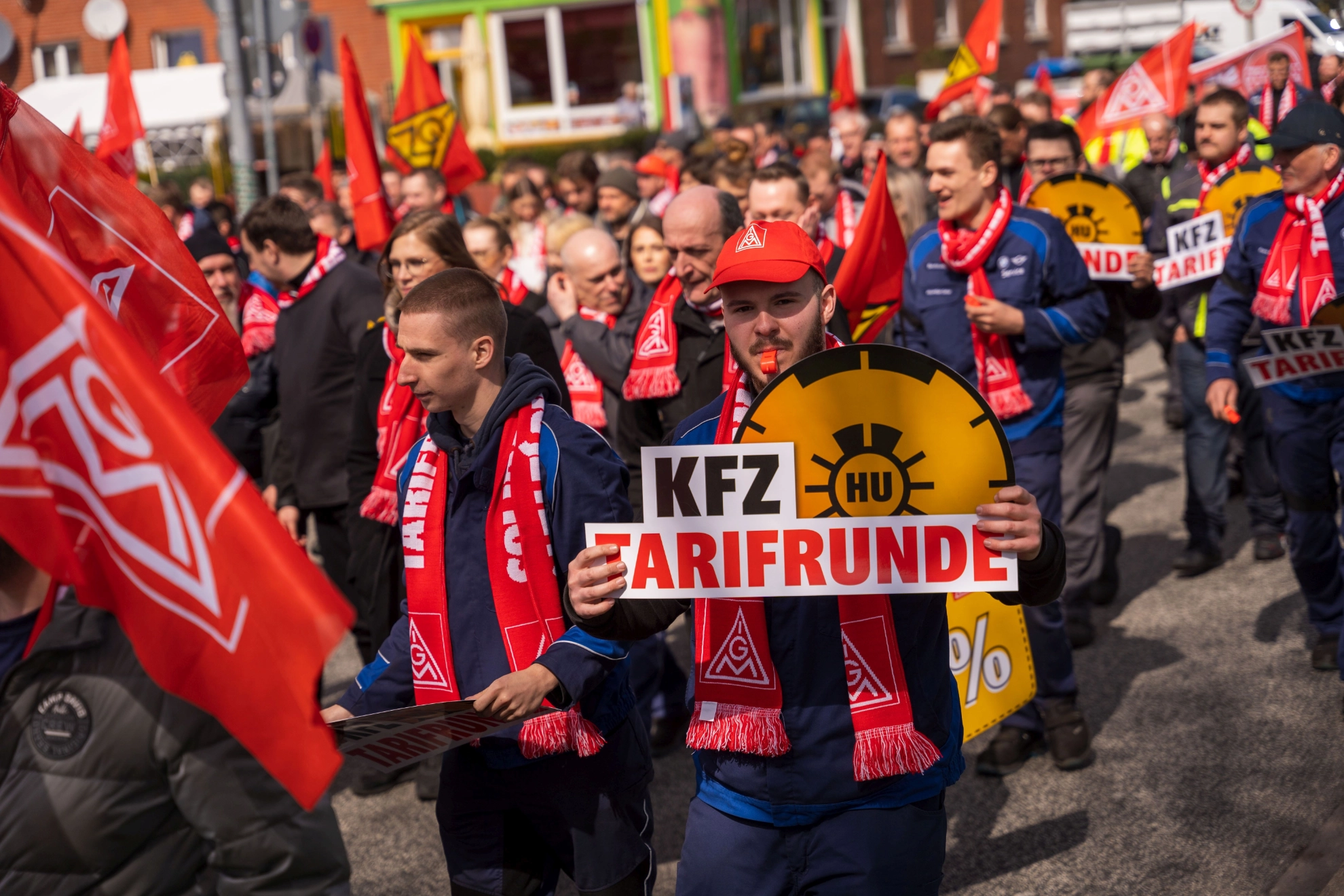 Beschäftigte bei einer Aktion zur Kfz-Tarifrunde 2023.