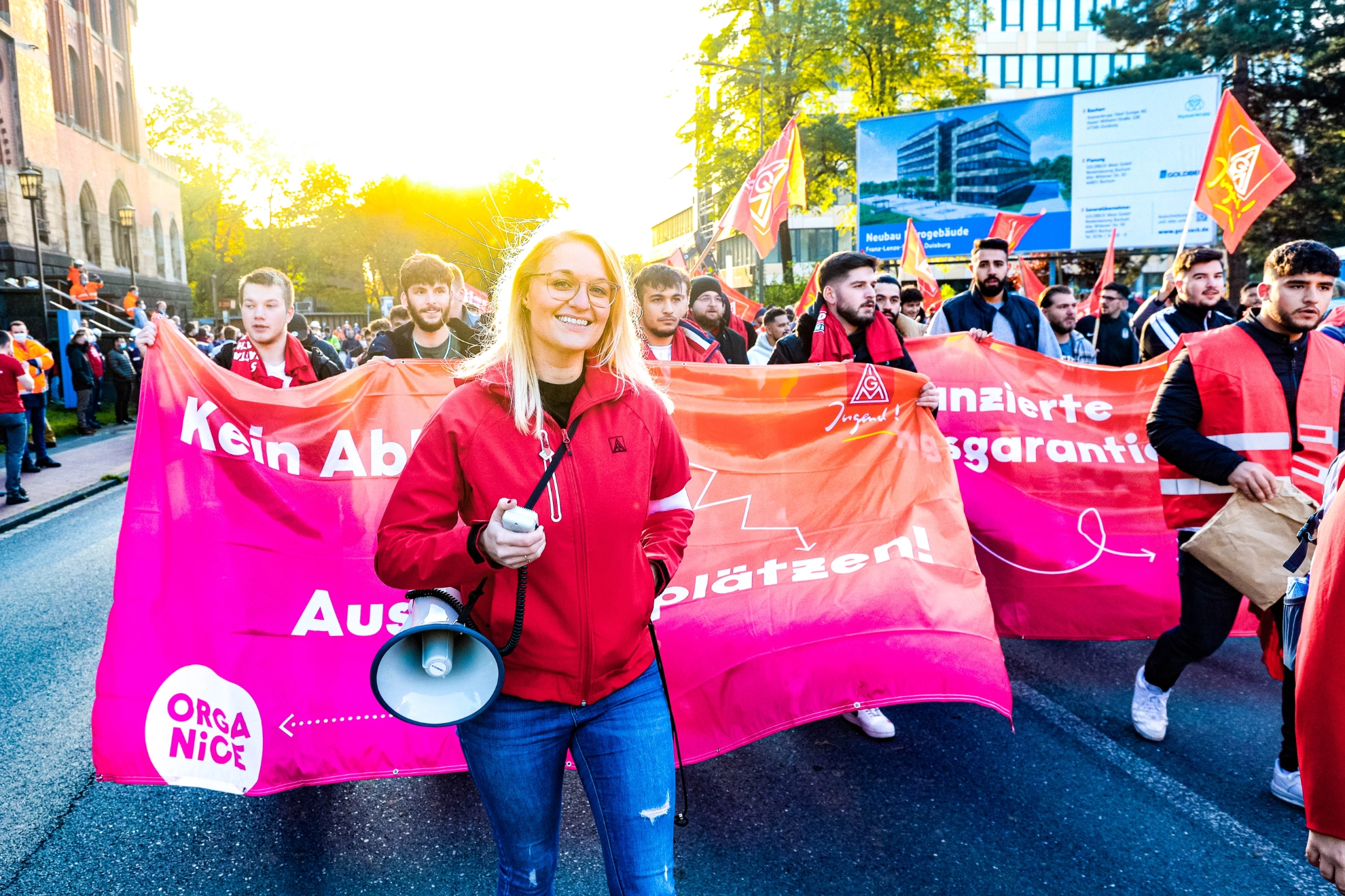 Die IG Metall Jugend zieht mit Fahnen und Megafon zur Kundgebung am Fairwandel-Aktionstag in Duisburg