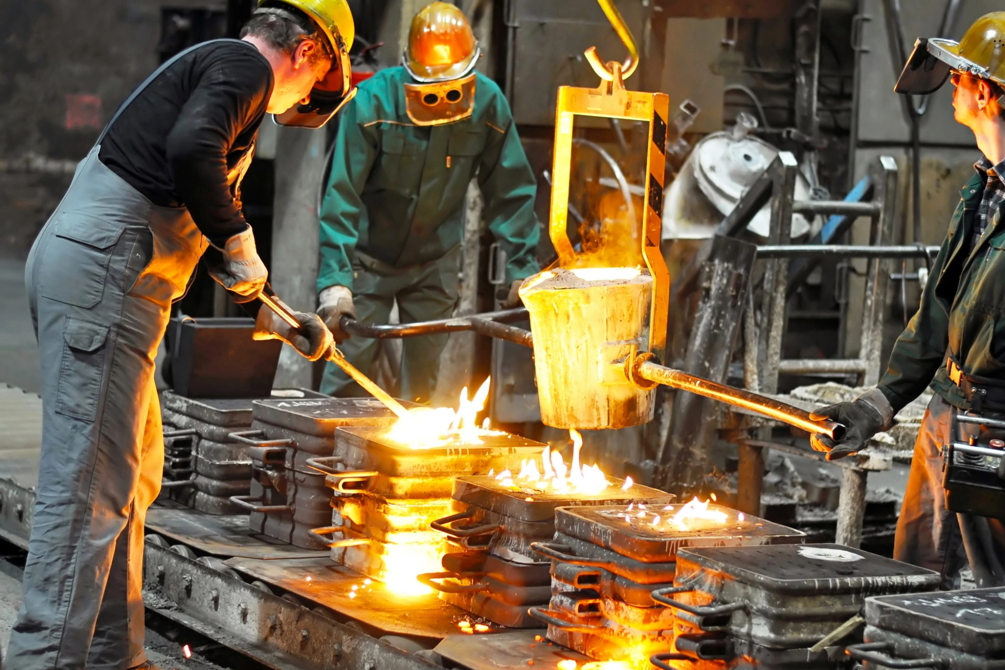 Arbeiter in einer Gießerei