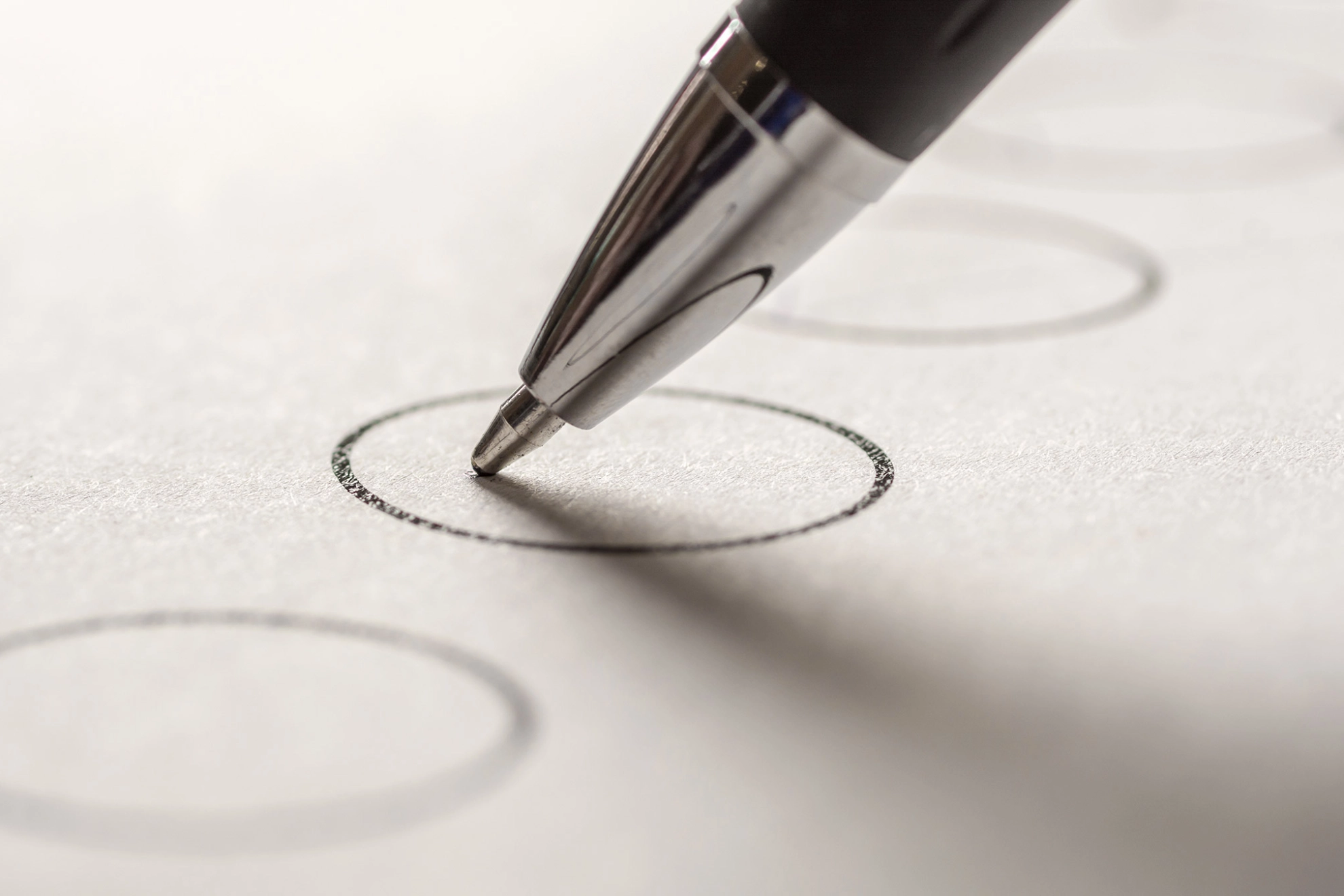 Nahaufnahme eines Kugelschreibers bei einer Wahl