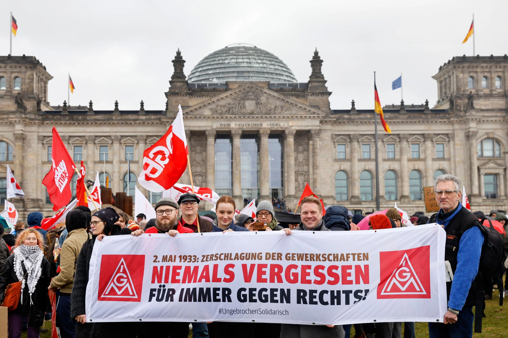 Metallerinnen und Metaller erinnern bei einer Kundgebung vorm Bundestag mit einem Banner an die Zerschlagung der Gewerkschaften 1933