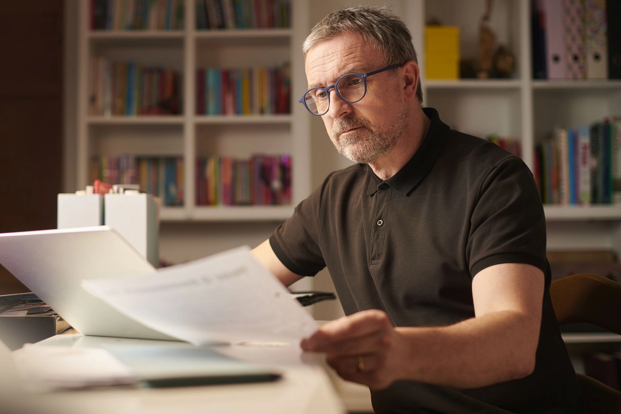 Mann arbeitet spät zuhause