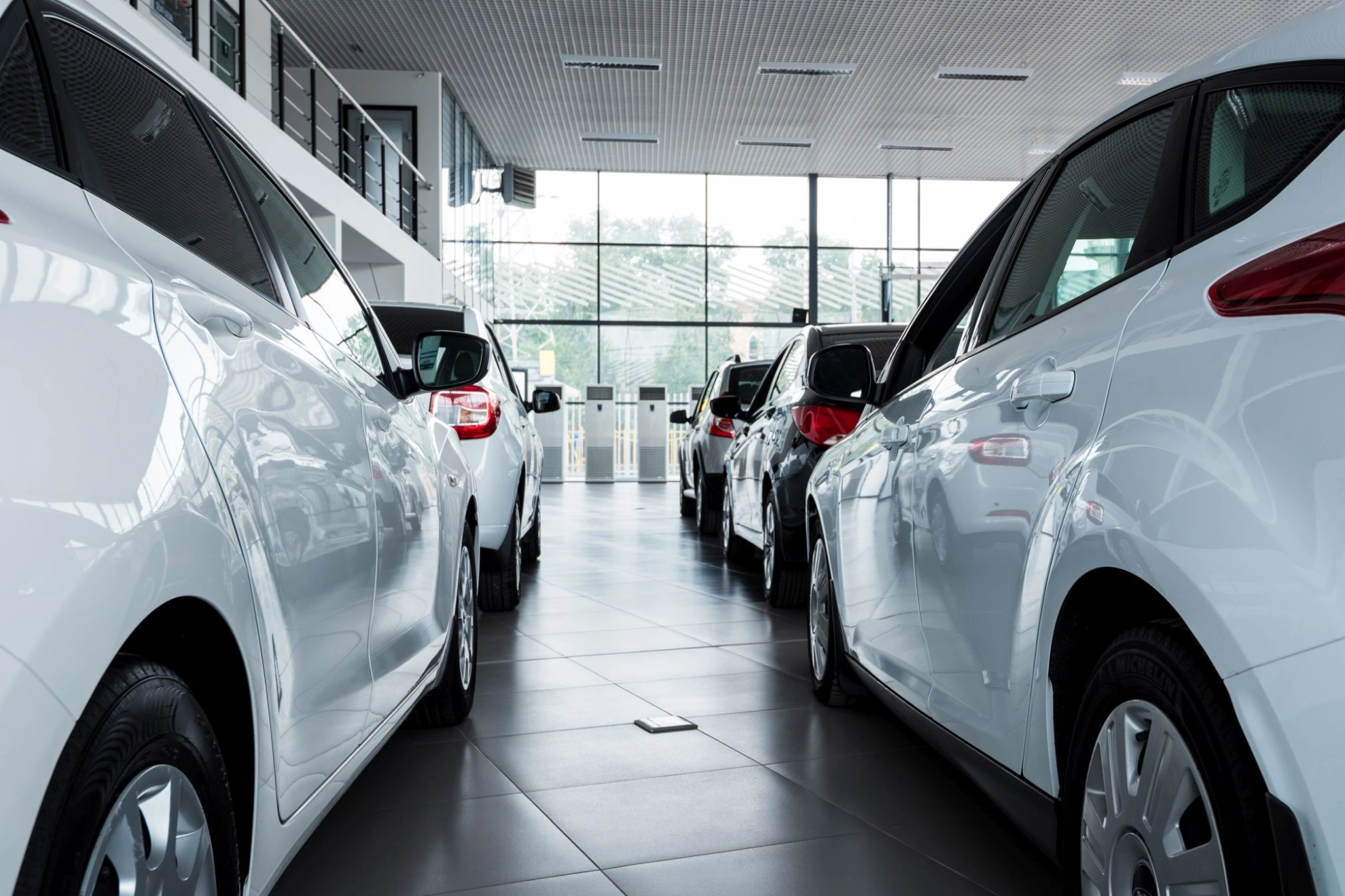 Autos stehen in einem Autohaus zum Verkauf bereit
