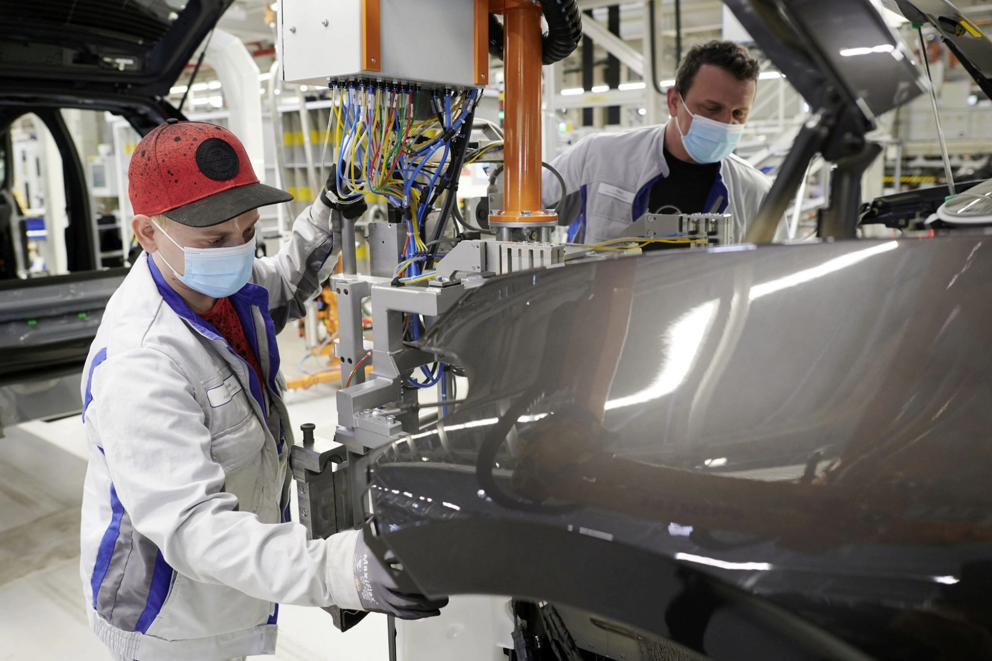 Infektionsschutz: Um sich vor dem Coronavirus zu schützen, arbeiten die Beschäftigten bei VW in Zwickau immer dann mit Maske, wenn sie Abstände nicht einhalten können.