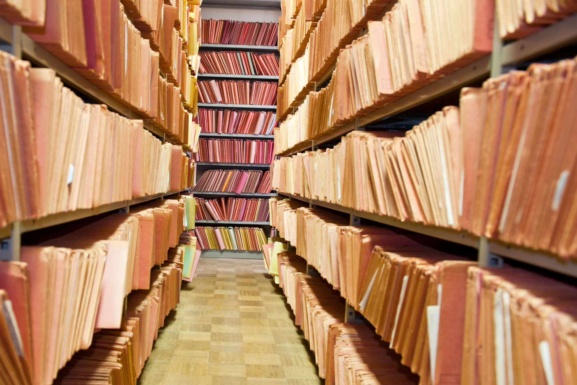 Ein großes Archiv mit vielen Gesetzbüchern und alten Urteilen