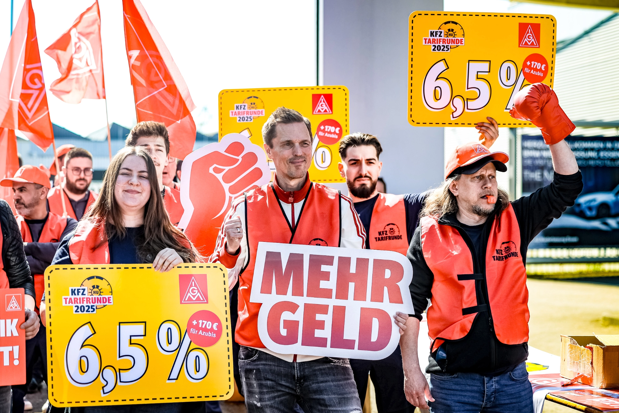 Beschäftigte der BMW-Niederlassung in Essen bei einem Warnstreik