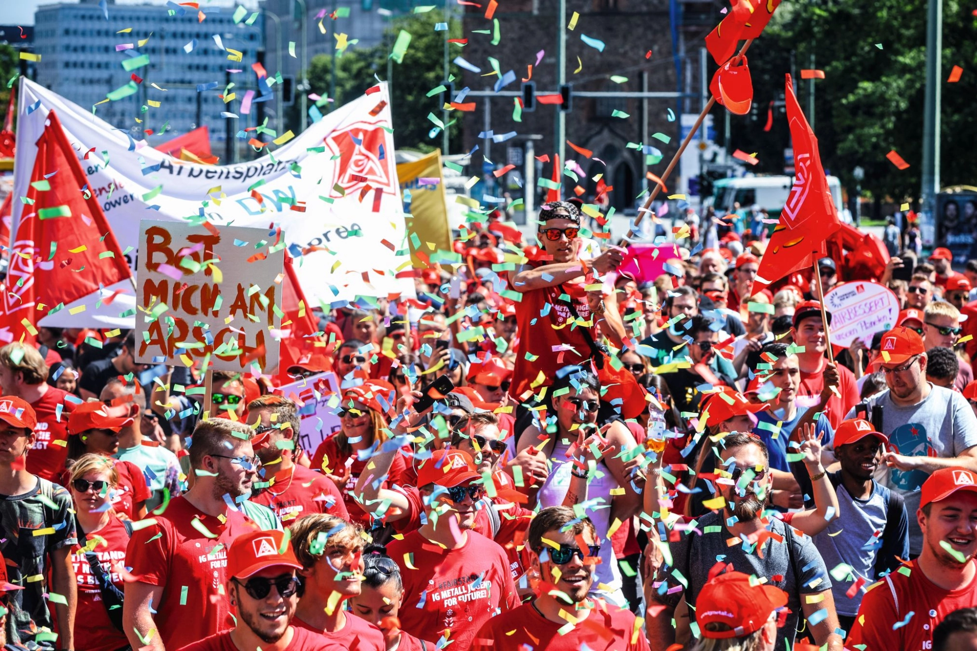 Die IG Metall Jugend demonstriert auf der FairWandel-Kundgebung für Reformen und Investitionen