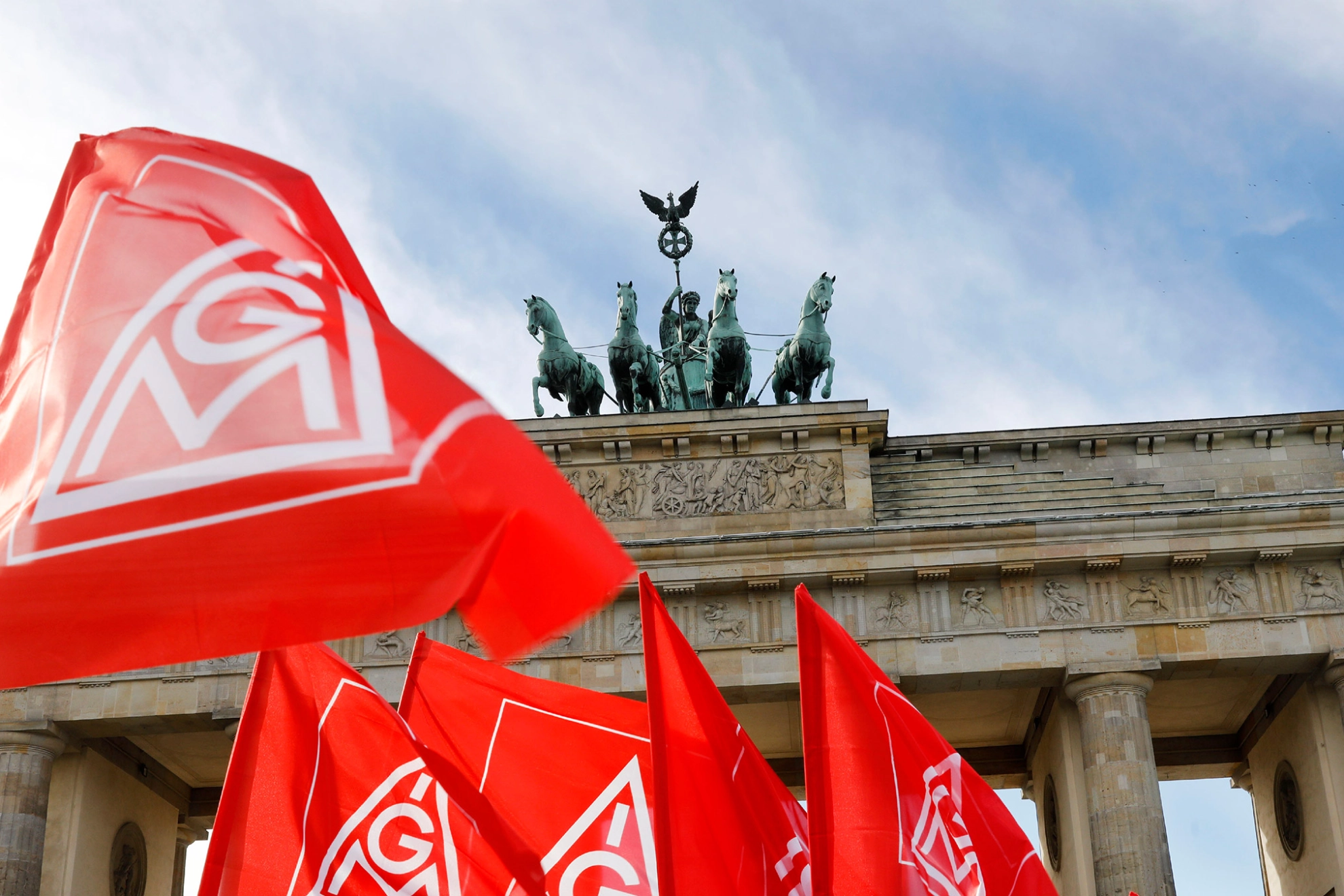 IG Metall Fahnen vor dem Brandenburger Tor