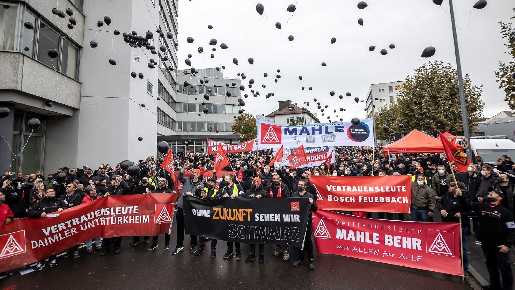 1300 Beschäftigte bei Mahle demonstrieren gegen billige Verlagerung und für Zukunft.