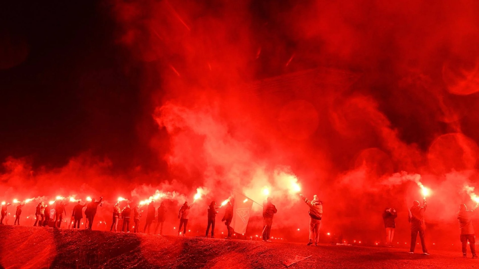 Metallerinnen und Metaller bei der Aktion Feuerberg im Saarland.