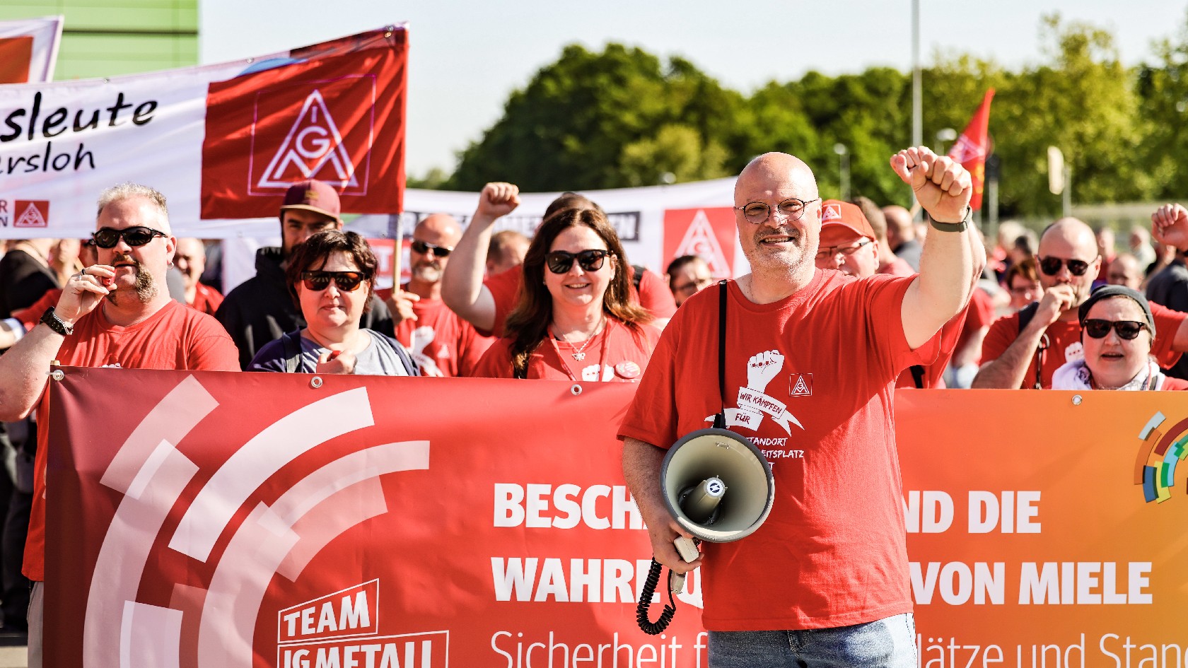 Beschäftigte von Miele bei einem Warnstreik für den Zukunfts- und Sozialtarif