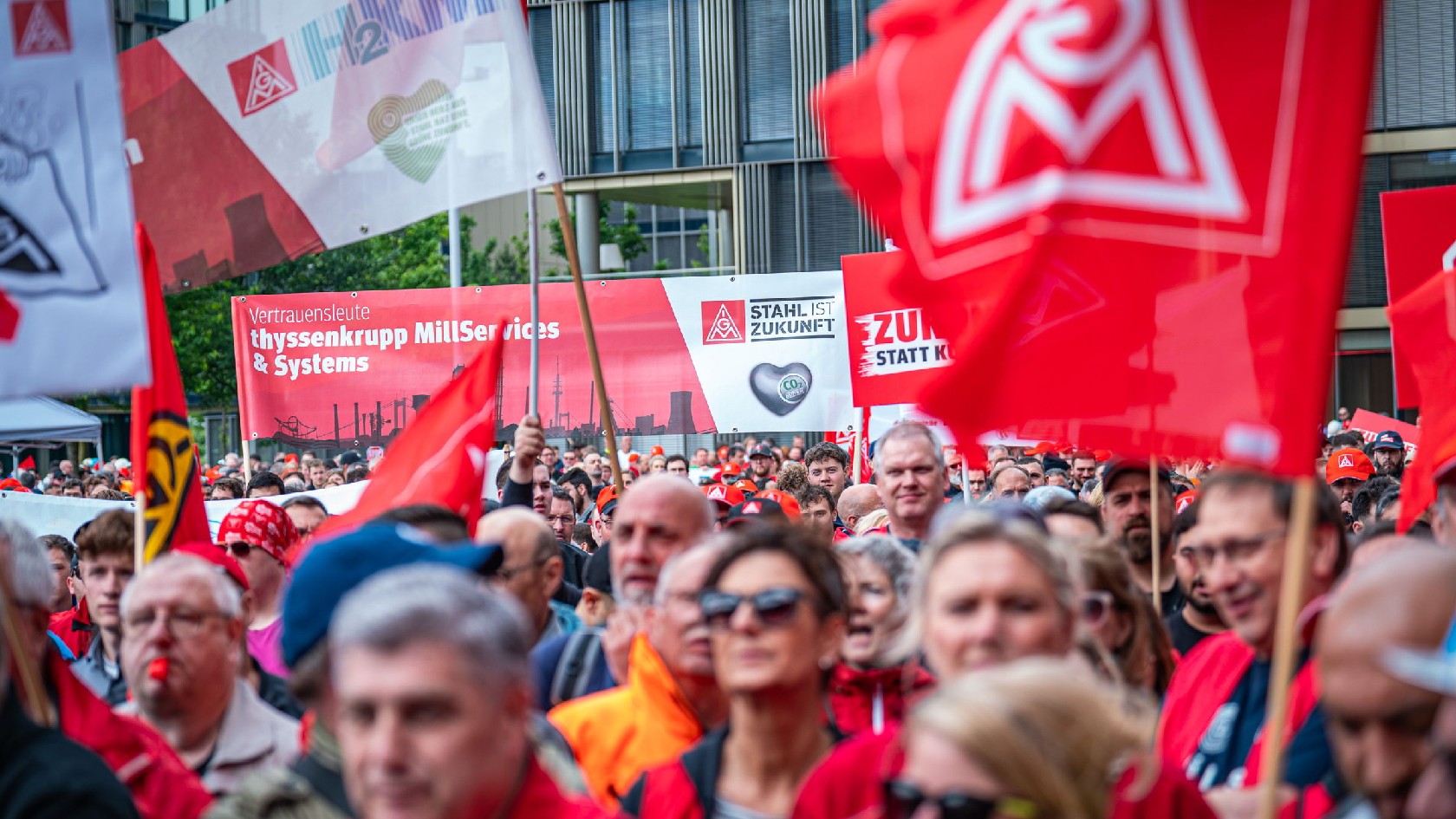 Beschäftigte von Thyssenkrupp demonstrieren in Essen am 23. Mai 2024 gegen das Vorgehen der Geschäftsführung beim geplanten Teilverkauf des Unternehmens.