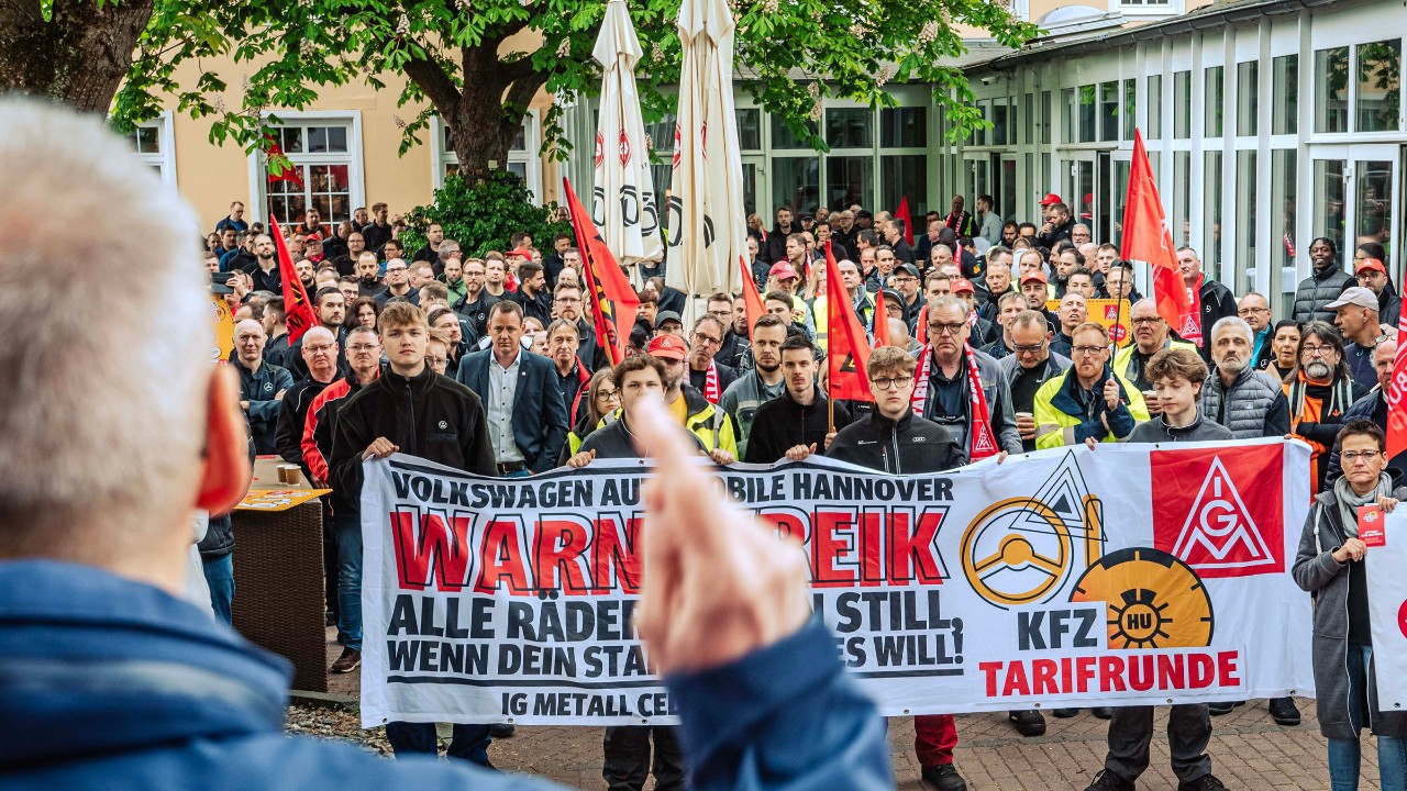 Beschäftigte in Hannover während einer Aktion zur Kfz-Tarifrunde 2025.