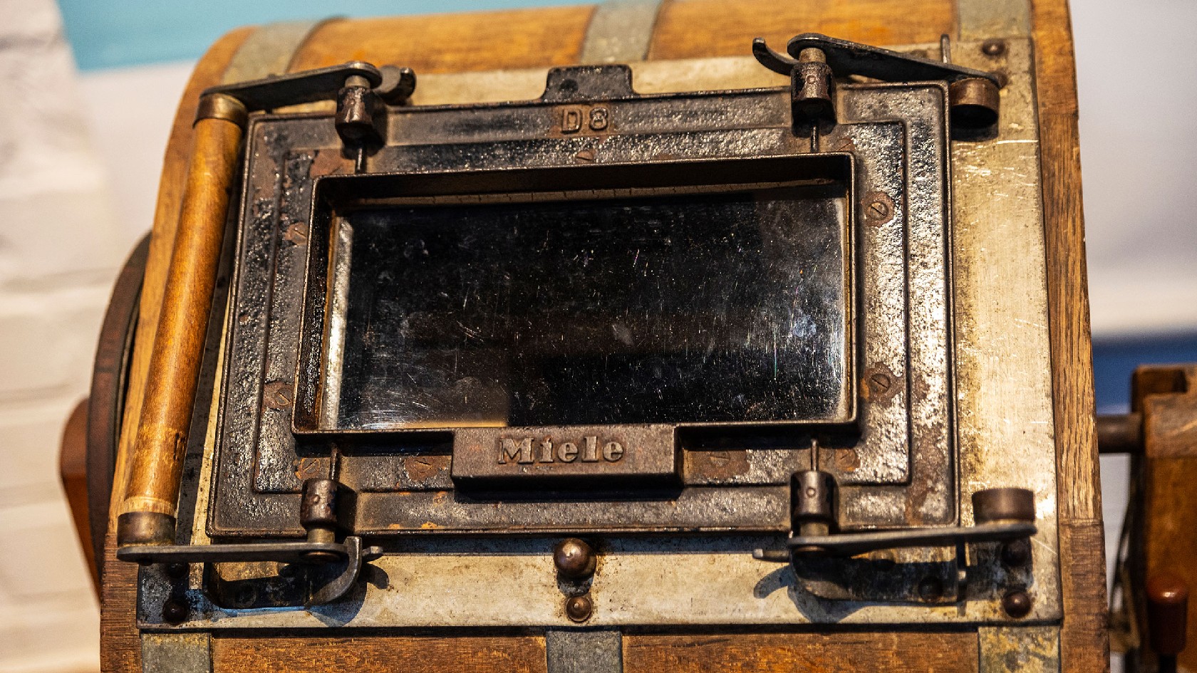 Diese antike Waschmaschine von Miele ist ein Ausstellungsstück im Wasserturm Lüneburg.